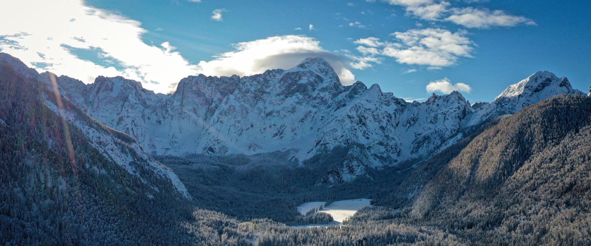 Die Laghi di Fusine mit dem sie eindrucksvoll überragenden Mangart. Das Rifugio Zacchi (nicht zu sehen) befindet sich links nahe der Waldgrenze unterhalb der gewaltigen Nordwände.