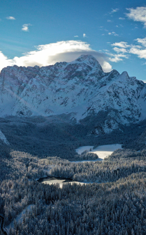 Die Laghi di Fusine mit dem sie eindrucksvoll überragenden Mangart. Das Rifugio Zacchi (nicht zu sehen) befindet sich links nahe der Waldgrenze unterhalb der gewaltigen Nordwände.