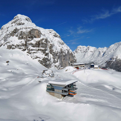 Skifahren umrahmt von imposanten Felsformationen in Sella Nevea