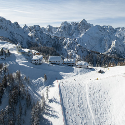 Der Monte Lussari - Postkartenidylle mit Wallfahrtskirche, Restaurants und Blick auf die Julischen Alpen direkt an der Skipiste