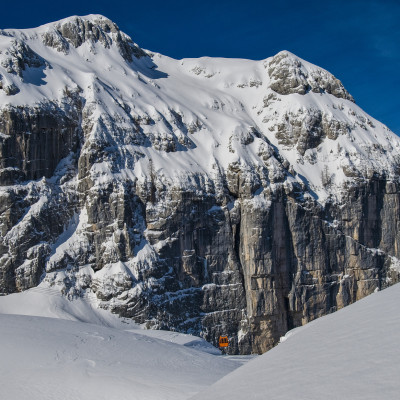 Skifahren umrahmt von imposanten Felsformationen in Sella Nevea