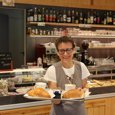 Cappuccino und Brioche beim Bäcker Alsido