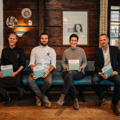 Autor Alexander Rinnerhofer (rechts) mit den KultKöchInnen Tici Kaspar (Studio 13, Villach), Florian Satran (Stiftsschmiede, Ossiach) und (ganz links) Marco van den Broek (Dorfwirt Schönleitn, Oberaichwald)