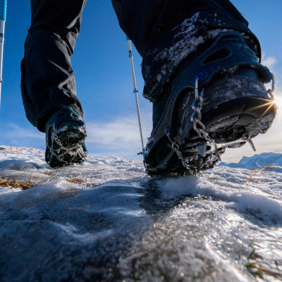 Spikes für Wintereinbrüche im Herbst am Berg von Koch Alpin