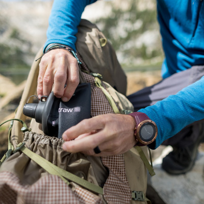 LifeStraw-Peak-1L_Anthracite-Gray_Lifestyle-Action-Storage_Adam-Barker_01