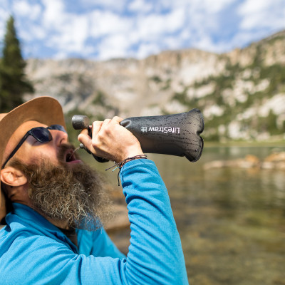 LifeStraw-Peak-1L_Anthracite-Gray_Lifestyle-Camping-Drinking_Adam-Barker_01