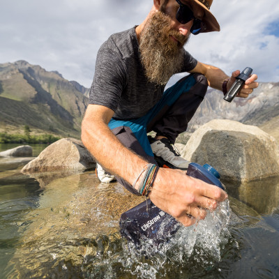 LifeStraw-Peak-1L_Mountain-Blue_Lifestyle-Action-Filling_Adam Barker_01