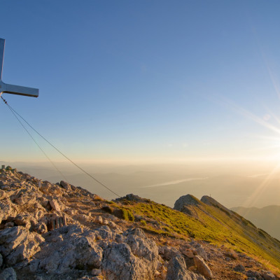 00000068813_Sonnenaufgang-am-Mittagskogel-Gipfelkreuz_Region-Villach-Tourismus-GmbH_Adrian-Hipp