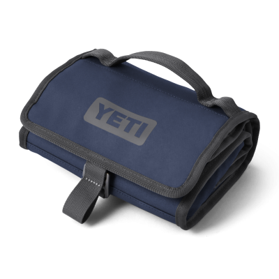 220111_2H23_Color_Launch_site_studio_Soft_Goods_Daytrip_Lunch_Bag_Navy_3qtr_0581_Primary_B_2400x2400