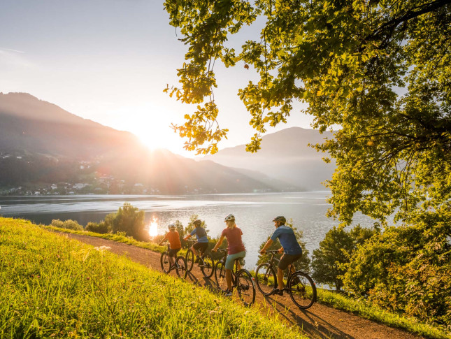 Radfahren am Millstätter See, Seenschleife in Kärnten, Österreich