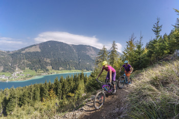 Foto: Mountainbiken am Weissensee | Credit: Österreich Werbung/Weissensee Bergbahn
