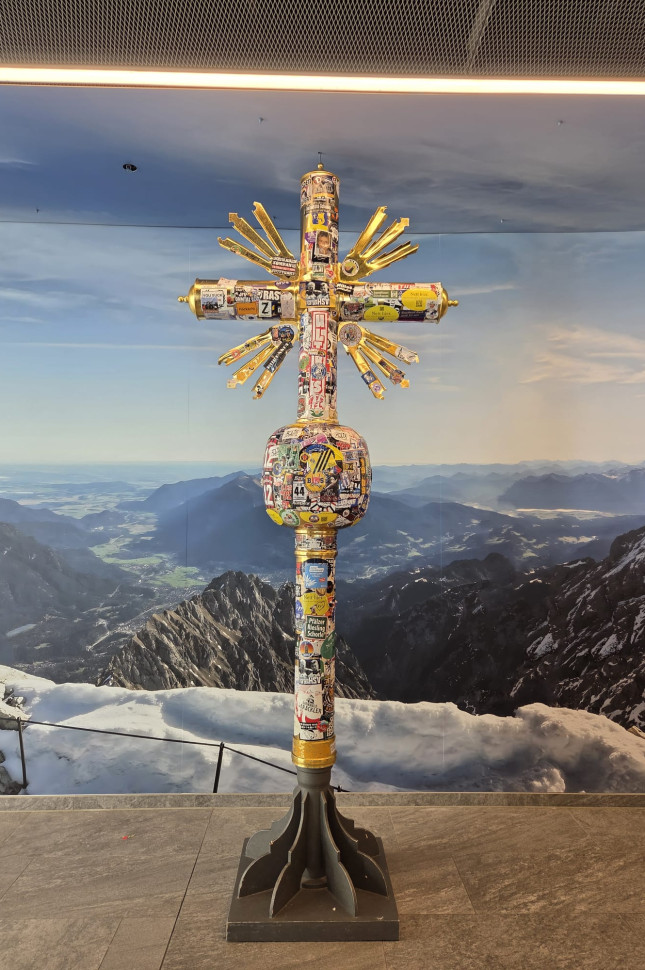 Indoor-Gipfelkreuz_Stickerbeklebung_August 2026 Indoor-Gipfelkreuz_Stickerbeklebung_August 2026
